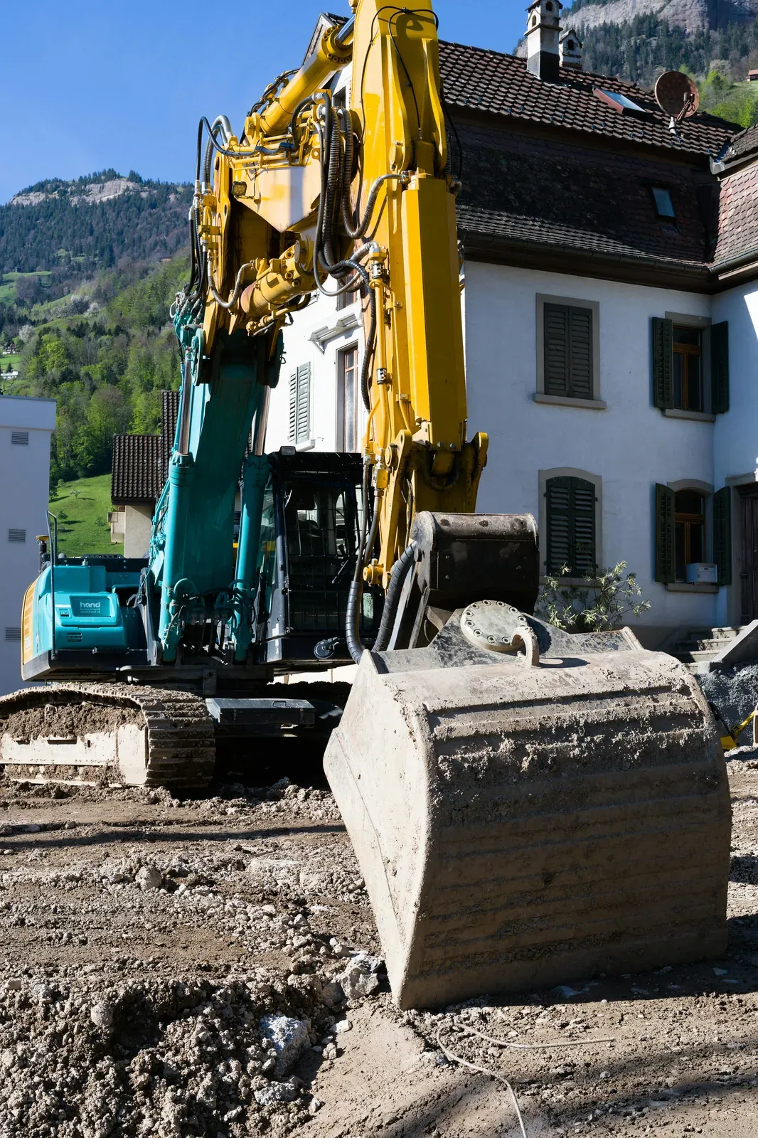 Bagger mit Schaufel auf einer Baustelle