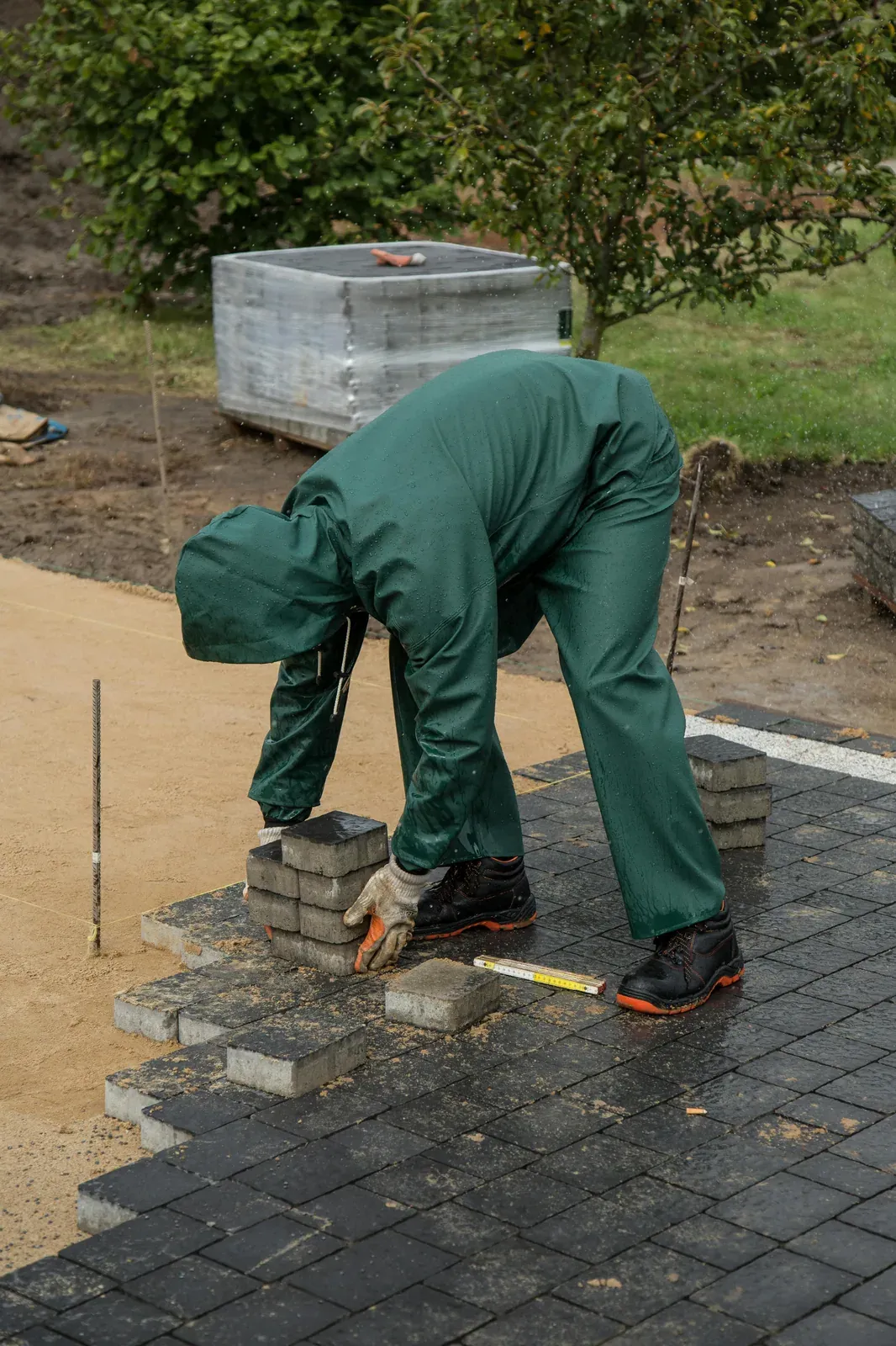 Handwerker beim Pflastern eines Wegs